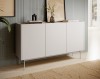 Przytulny salon w stylu modern organic z komodą Color K-144 kaszmir, na blacie dekoracje i rośliny, tło w pastelowych barwach