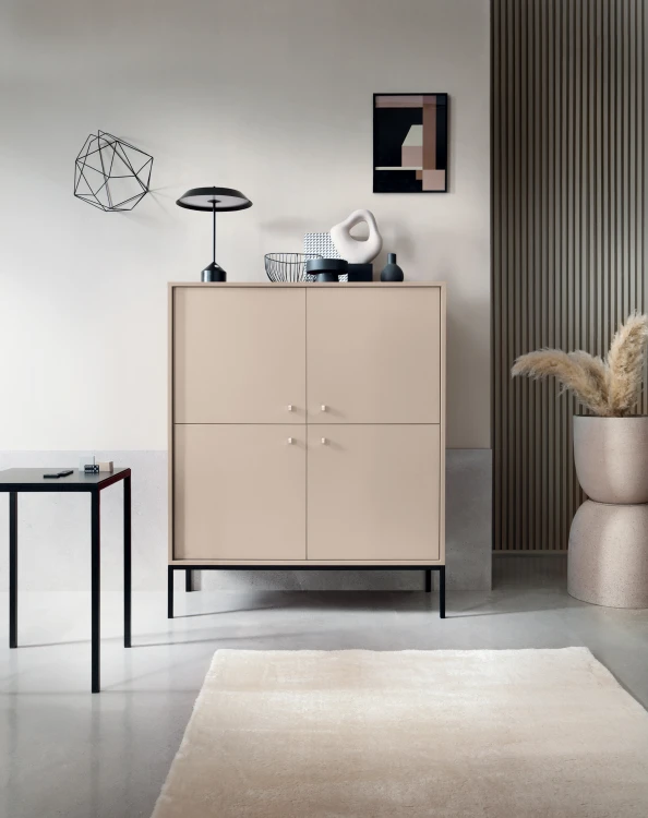 Stylowa aranżacja salonu z wysoką komodą Mono MK104 beż piaskowy, złote dodatki i nowoczesny klimat loft-glam