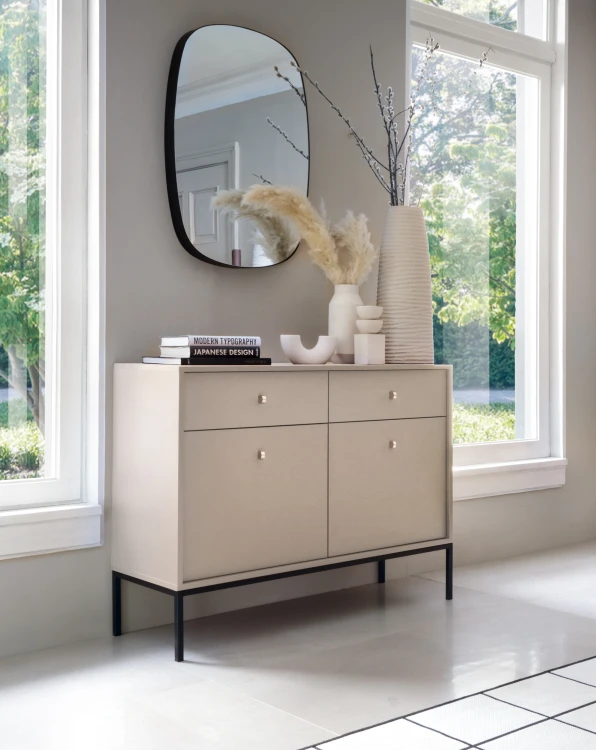 Stylowa aranżacja przy ścianie z komodą Mono MKSZ104 beż piaskowy, na blacie dekoracje, tło w stylu modern loft