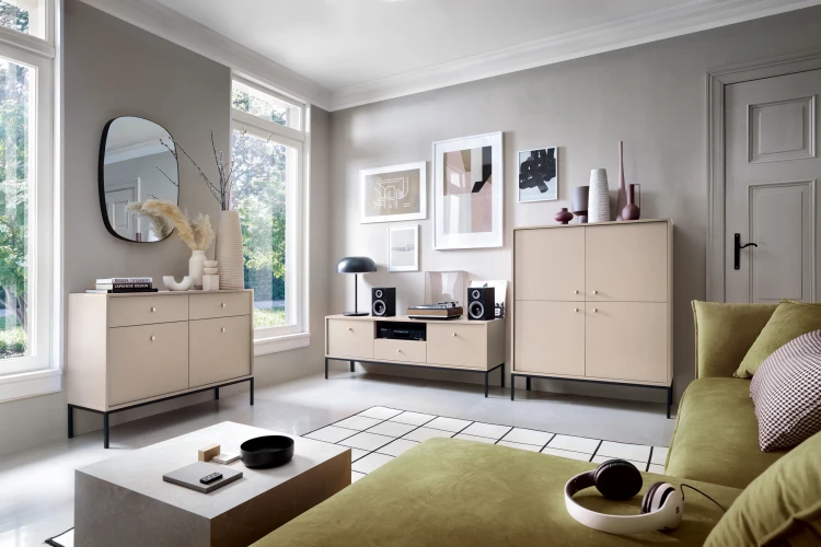 Stylowy salon ze stolikiem kawowym Mono ML104 beż piaskowy przy sofie, na blacie dekoracje i kawa, styl modern organic