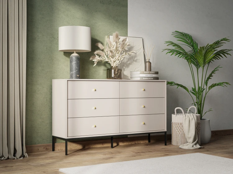 Szeroka komoda Mono MKS154 w jasnej sypialni, na blacie nastrojowa lampka i dekoracje, styl quiet luxury