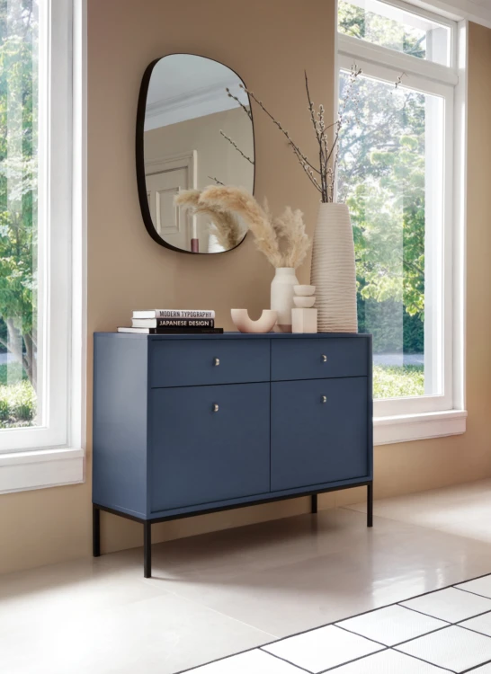 Stylowy salon z granatową komodą Mono MKSZ104, złote dodatki, rośliny i nowoczesny klimat navy blue