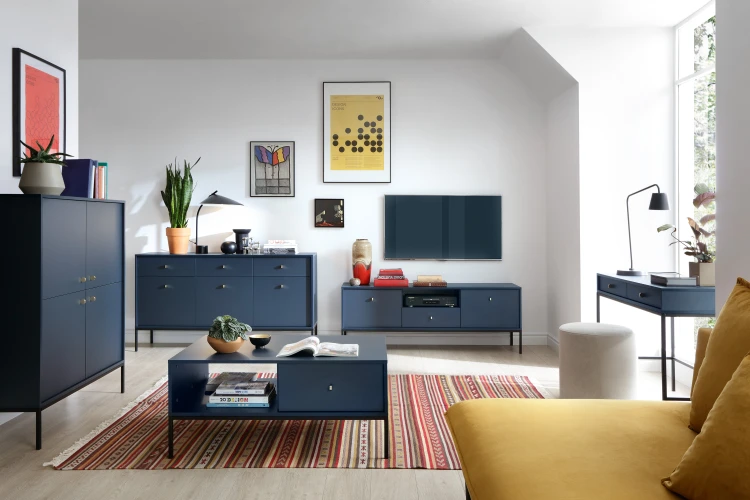 Nowoczesny salon z szeroką komodą granatową Mono MKSZ154, złote dekoracje, loftowy klimat i navy blue na ścianach
