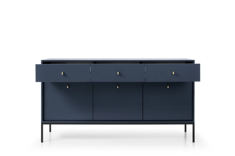 Szeroka komoda granatowa Mono MKSZ154 z wysuniętymi centralnymi szufladami, prezentująca pojemne wnętrze navy blue oraz biżuteryjne złote uchwyty
