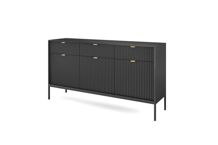 Szeroka komoda czarna ryflowana Nova KSZ154 ujęcie pod kątem, widoczna wysokość 83 cm, głębokość 39 cm i czarne metalowe nogi