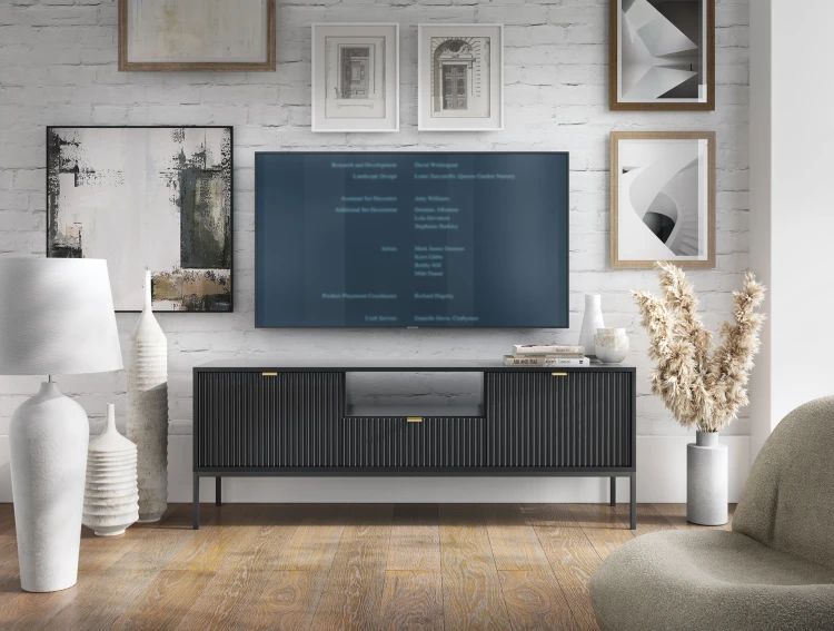 Szafka pod telewizor czarna Nova RTV154 w nowoczesnym salonie, czarne meble, styl loft