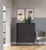 Szafka czarna Nova K104 w nowoczesnym salonie, wysoka komoda do sypialni, meble Total Black i styl industrialny