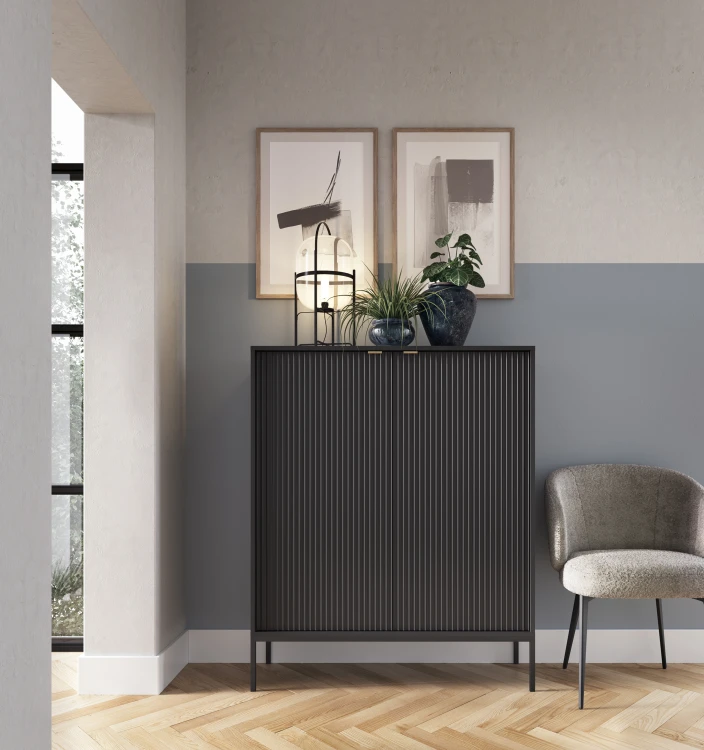 Szafka czarna Nova K104 w nowoczesnym salonie, wysoka komoda do sypialni, meble Total Black i styl industrialny