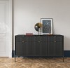 Nowoczesny salon z czarną ryflowaną komodą Nova KSZ154, złote dekoracje na blacie, styl loft i glamour w aranżacji