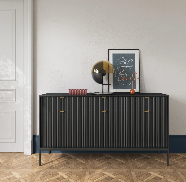 Nowoczesny salon z czarną ryflowaną komodą Nova KSZ154, złote dekoracje na blacie, styl loft i glamour w aranżacji