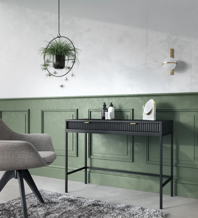 Stylowa sypialnia z czarną toaletką Nova T104, lampka na blacie i lustro ścienne, kącik urody w stylu navy black i loft