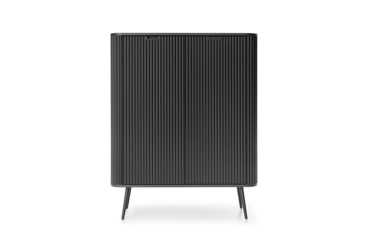 Wysoka komoda czarna Zova K103, widok z przodu, dwoje drzwiczek, frezowane fronty MDF, czarne nóżki 23 cm, styl Total Black