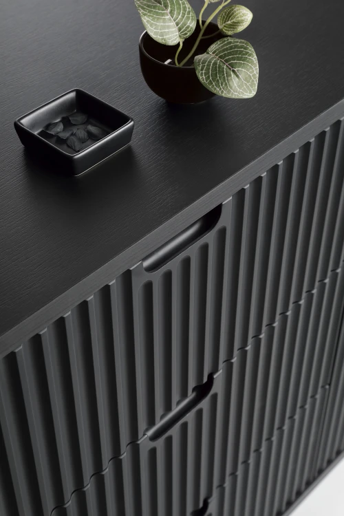 Zbliżenie na detal komody Zova KSZ168 czarna: gruby blat górny z obrzeżem ABS 1 mm oraz frezowany front MDF