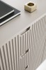 Zbliżenie na detal toaletki Zova T103 kaszmir: gruby blat z obrzeżem ABS 1 mm oraz frezowany front MDF z zintegrowanym podchwytem