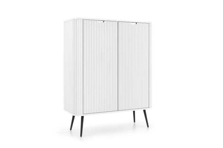 Nowoczesna biała komoda wysoka Zova K103 ujęcie pod kątem prezentujące teksturę frezowanych frontów MDF i wysokość 129 cm