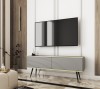 Szara szafka pod telewizor Oro RTV135 w salonie, wersja stojąca na eleganckich metalowych nóżkach w kolorze czarnym, ryflowany front MDF