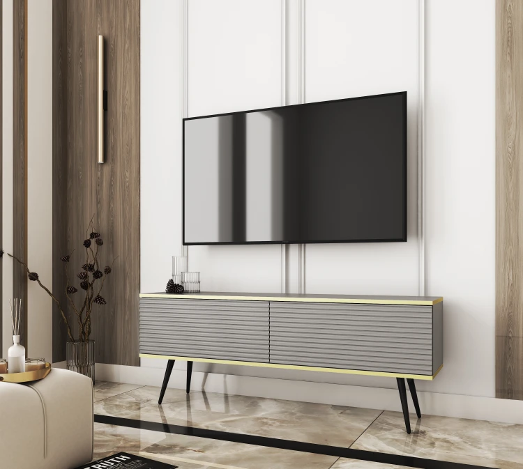 Szara szafka pod telewizor Oro RTV135 w salonie, wersja stojąca na eleganckich metalowych nóżkach w kolorze czarnym, ryflowany front MDF