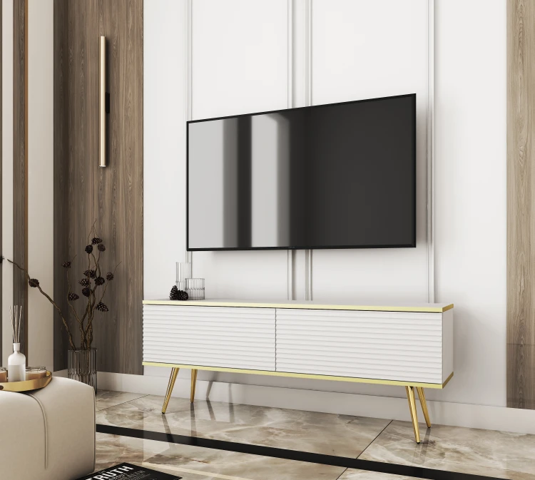 Biała szafka pod telewizor Oro RTV135 w salonie, wersja stojąca na eleganckich metalowych nóżkach w kolorze złotym, ryflowany front MDF