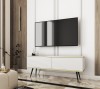 Biała szafka pod telewizor Oro RTV135 w salonie, wersja stojąca na eleganckich metalowych nóżkach w kolorze czarnym, ryflowany front MDF