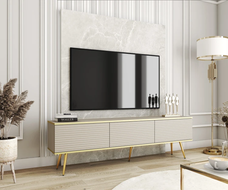 Beżowa szafka pod telewizor Oro RTV175 w salonie, wersja stojąca na eleganckich metalowych nóżkach w kolorze złotym, ryflowany front MDF