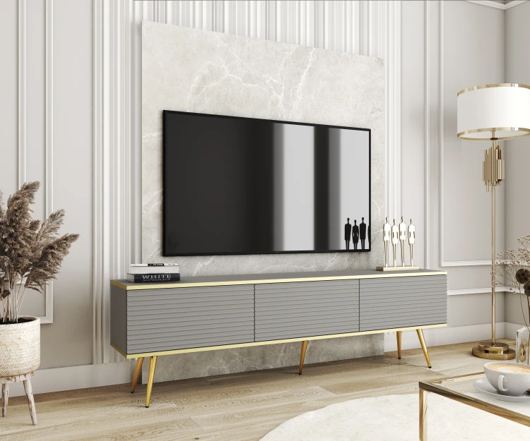 Szara szafka pod telewizor Oro RTV175 w salonie, wersja stojąca na eleganckich metalowych nóżkach w kolorze złotym, ryflowany front MDF