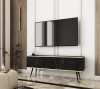 Marmurowa szafka pod telewizor Oro RTV135 w salonie, wersja stojąca na eleganckich metalowych nóżkach w kolorze czarnym, gładki front