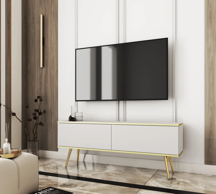 Biała szafka pod telewizor Oro RTV135 w salonie, wersja stojąca na eleganckich metalowych nóżkach w kolorze złotym, gładki front
