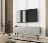 Szara szafka pod telewizor Oro RTV135 w salonie, wersja stojąca na eleganckich metalowych nóżkach w kolorze czarnym, gładki front