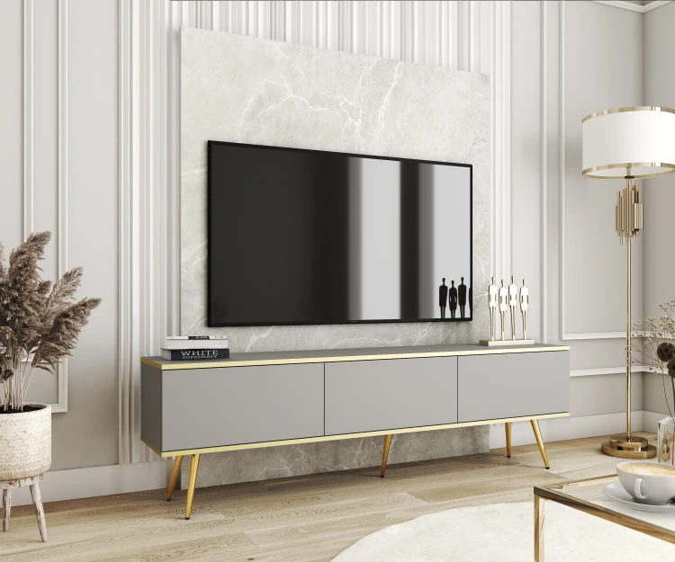 Szara szafka pod telewizor Oro RTV175 w salonie, wersja stojąca na eleganckich metalowych nóżkach w kolorze złotym