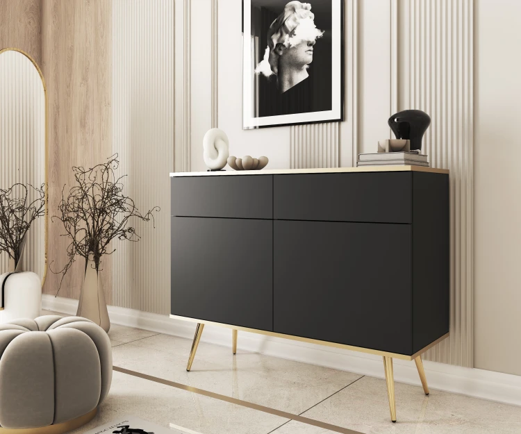 Komoda Oro KSZ107 czarna w eleganckim salonie glamour, zestawiona z dekoracjami, wysokie nogi nadające lekkości