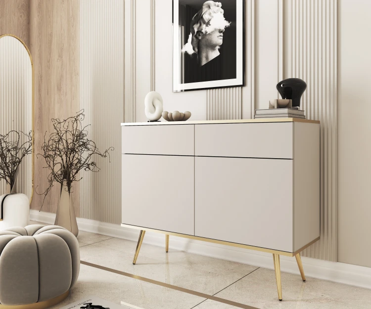 Komoda Oro KSZ107 beżowa w eleganckim salonie glamour, zestawiona z dekoracjami, wysokie nogi nadające lekkości