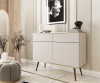 Komoda Oro KSZ107 beżowa w eleganckim salonie glamour, zestawiona z dekoracjami, wysokie nogi nadające lekkości