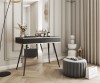 Elegancka czarna toaletka Oro T102 w sypialni glamour jako stolik kosmetyczny