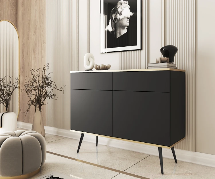 Komoda Oro KSZ107 czarna w eleganckim salonie glamour, zestawiona z dekoracjami, wysokie nogi nadające lekkości