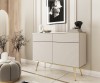 Komoda Oro KSZ107 MDF beżowa w eleganckim salonie glamour, zestawiona z dekoracjami, wysokie nogi nadające lekkości