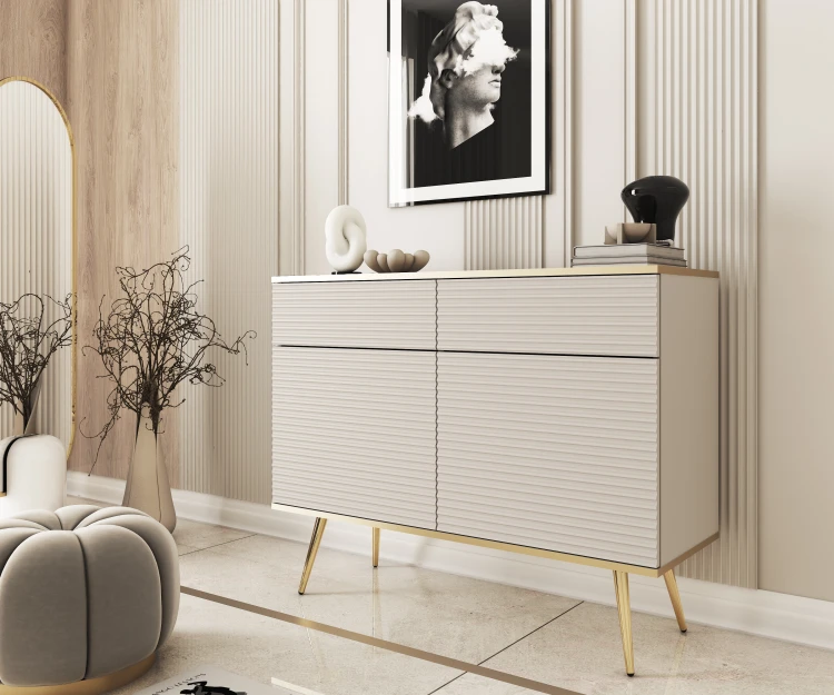 Komoda Oro KSZ107 MDF beżowa w eleganckim salonie glamour, zestawiona z dekoracjami, wysokie nogi nadające lekkości