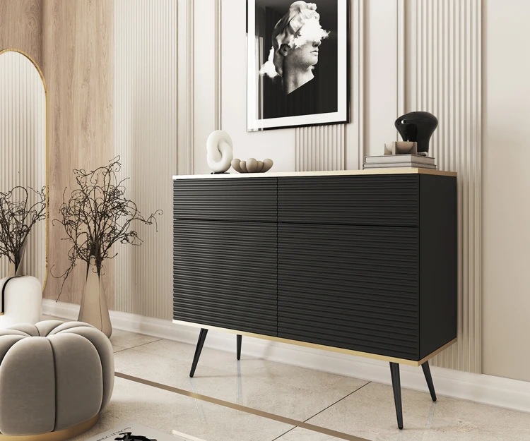 Komoda Oro KSZ107 MDF czarna w eleganckim salonie glamour, zestawiona z dekoracjami, wysokie nogi nadające lekkości