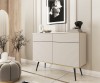 Komoda Oro KSZ107 MDF beżowa w eleganckim salonie glamour, zestawiona z dekoracjami, wysokie nogi nadające lekkości