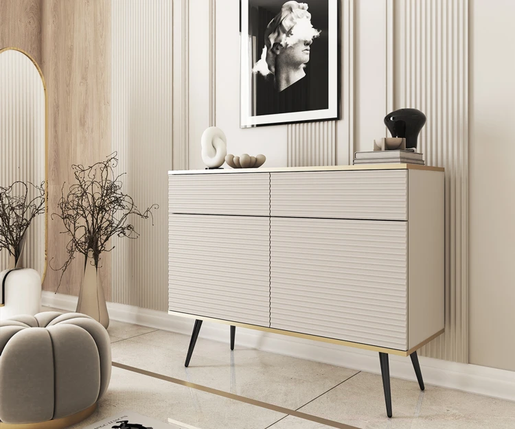 Komoda Oro KSZ107 MDF beżowa w eleganckim salonie glamour, zestawiona z dekoracjami, wysokie nogi nadające lekkości