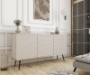 Beżowa komoda glamour Oro K160 MDF na czarnych nogach w eleganckim salonie