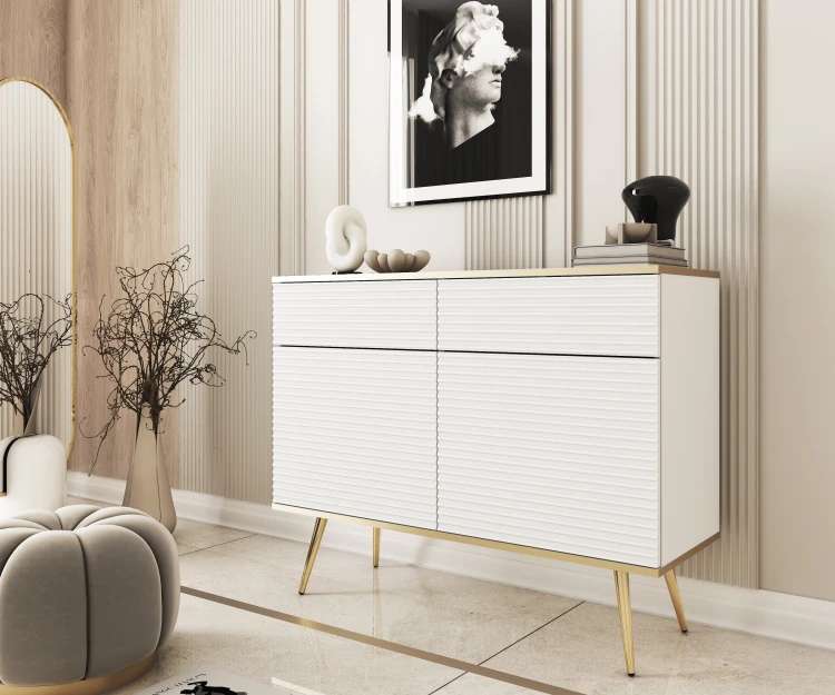 Komoda Oro KSZ107 MDF biała w eleganckim salonie glamour, zestawiona z dekoracjami, wysokie nogi nadające lekkości