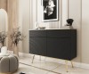 Komoda Oro KSZ107 MDF czarna w eleganckim salonie glamour, zestawiona z dekoracjami, wysokie nogi nadające lekkości