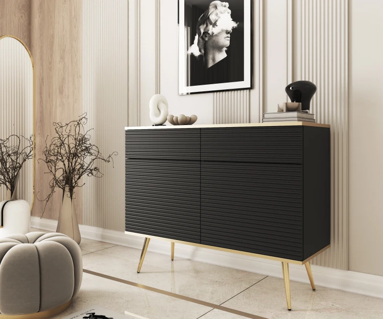 Komoda Oro KSZ107 MDF czarna w eleganckim salonie glamour, zestawiona z dekoracjami, wysokie nogi nadające lekkości