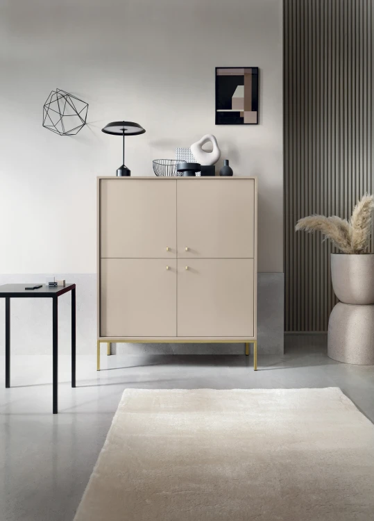 Beżowa komoda Mono MK104 ze złotymi akcentami w aranżacji eleganckiego salonu