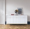 Komoda biała Nova KSZ154 ze złotymi akcentami w aranżacji nowoczesnego salonu glamour