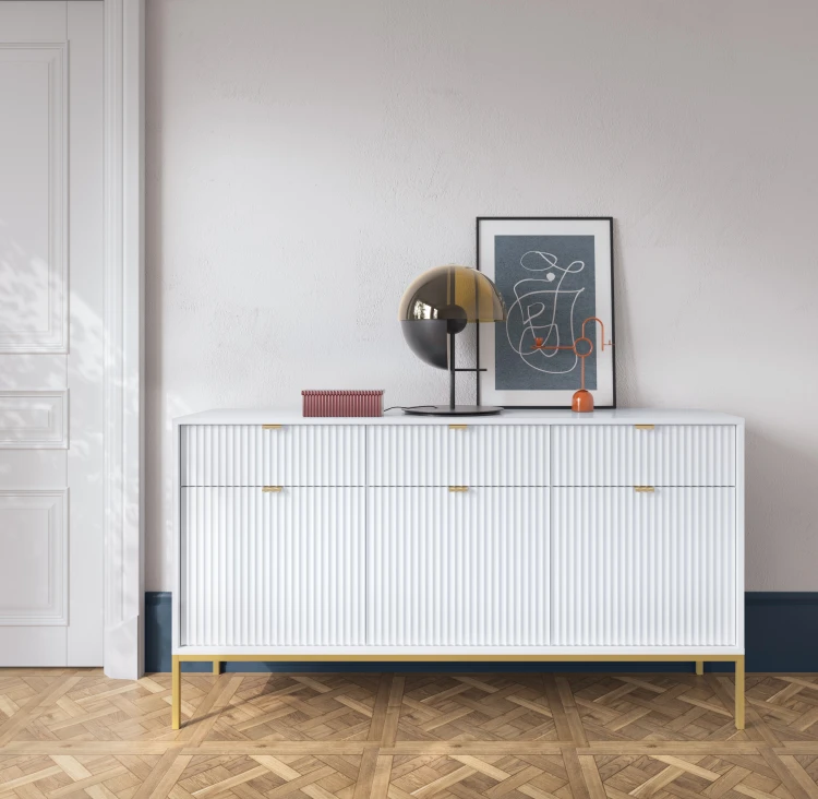 Komoda biała Nova KSZ154 ze złotymi akcentami w aranżacji nowoczesnego salonu glamour