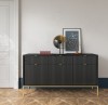 Komoda czarna Nova KSZ154 ze złotymi akcentami w aranżacji nowoczesnego salonu glamour