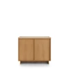 Wysoka komoda Yasumi KW98 w kolorze dąb karmelowy, szerokość 98 cm, wysokość 124 cm, minimalistyczny design bez uchwytów na cokole