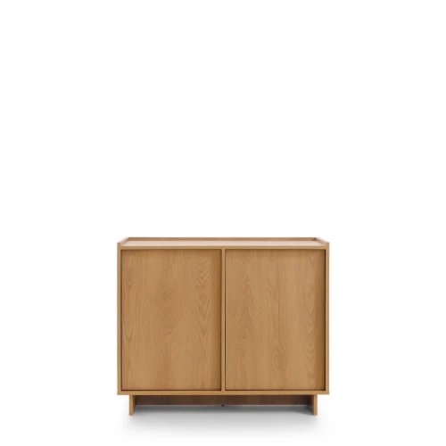 Wysoka komoda Yasumi KW98 w kolorze dąb karmelowy, szerokość 98 cm, wysokość 124 cm, minimalistyczny design bez uchwytów na cokole