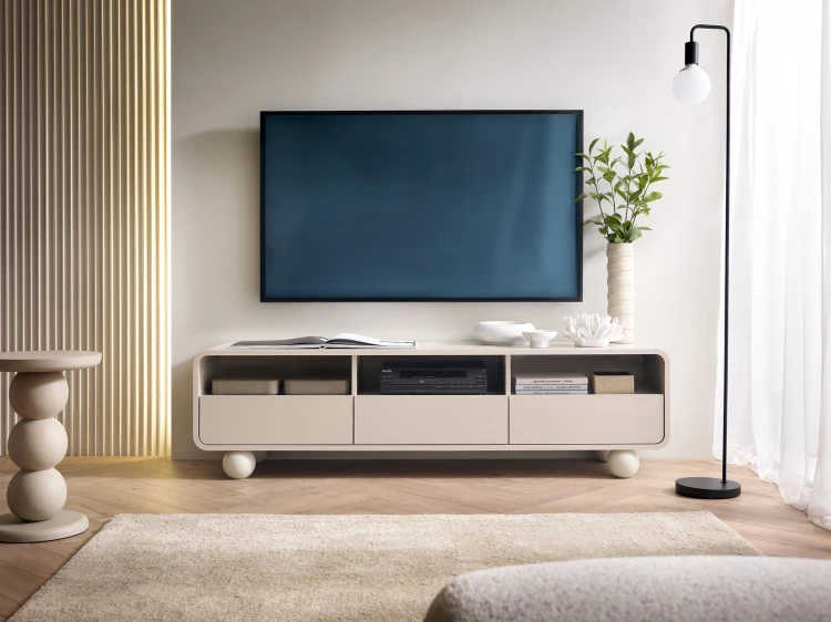 Szafka pod telewizor Albion 180 w aranżacji  nowoczesnym salonie pod ekranem TV styl modern organic
